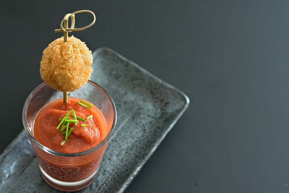 Mini gazpacho di pomodoro e fragole con polpette di quinoa