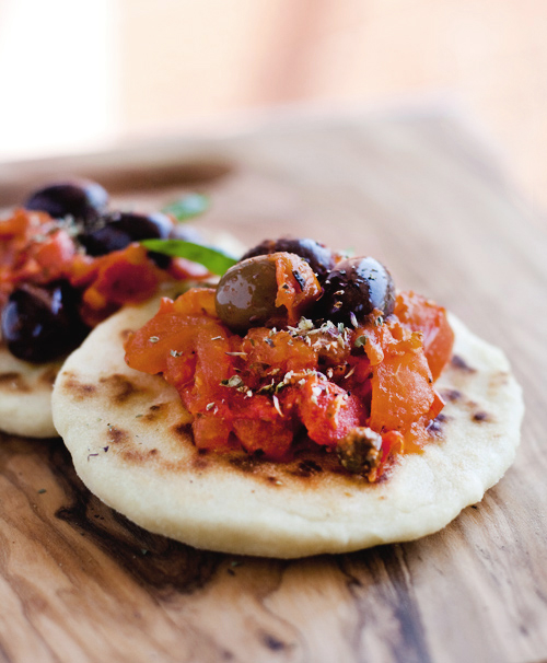 Piadina con salsa al pomodoro, olive e capperi