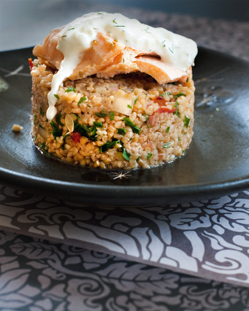 Burghul con salmone e salsa tzatziki