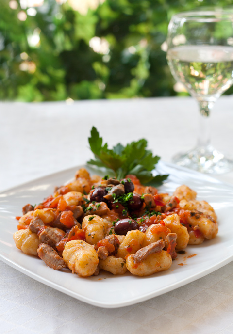 Gnocchetti al sugo di tonno fresco, taggiasche e Astraio, Zonin