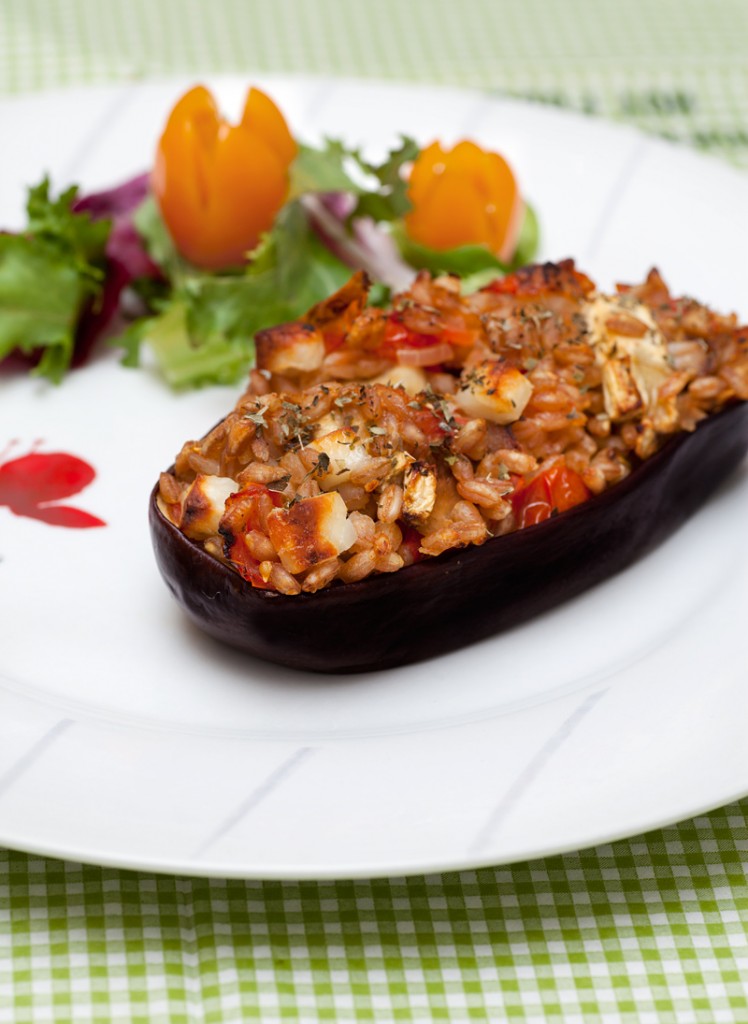 Melanzane ripiene con farro e pomodorini