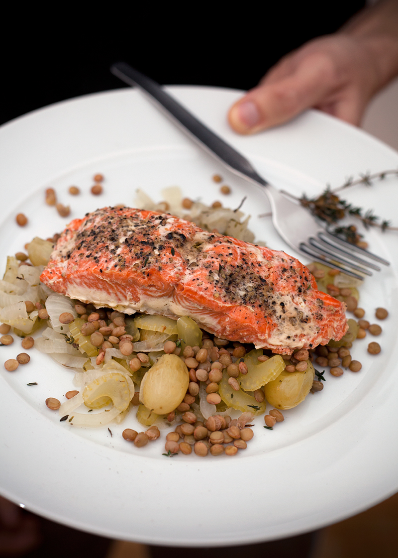 Filetto di salmone con uva e lenticchie