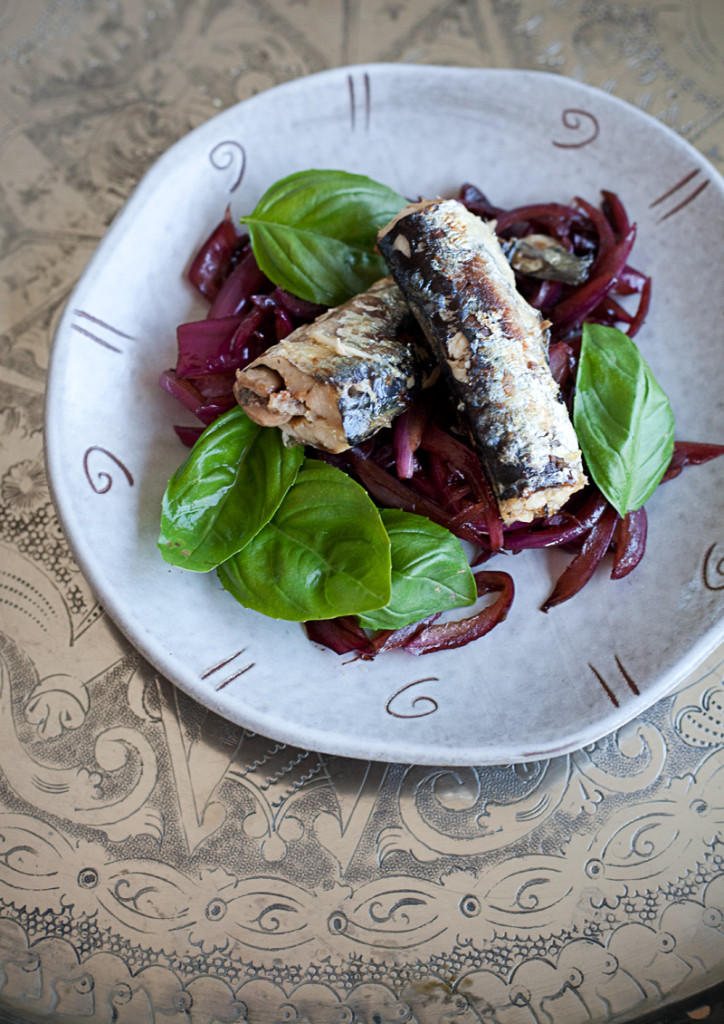 Sardine con cipolle all’aceto balsamico e basilico