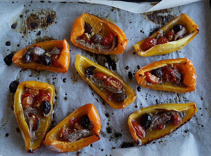 Peperoni arrostiti con olive Taggiasche e acciughe