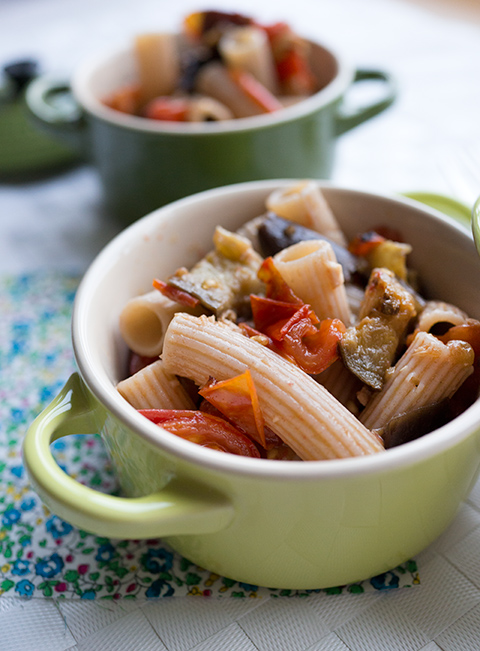 Pasta con tonno, melanzane e pomodorini