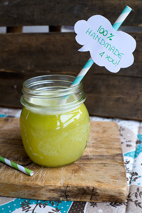 Green juice: celery, apple, kiwi with ginger