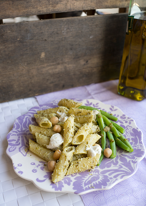 Penne lisce con ceci, ricotta e pesto