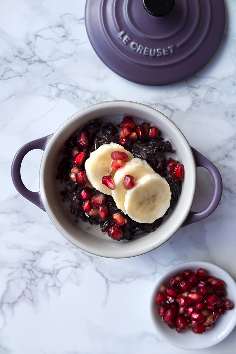 Ciotole con ingredienti per una sana colazione