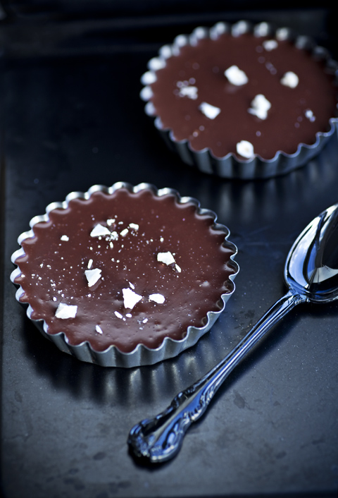 Famosa torta al cioccolato e sale – Rich chocolate tart with salt flakes by Jamie Oliver