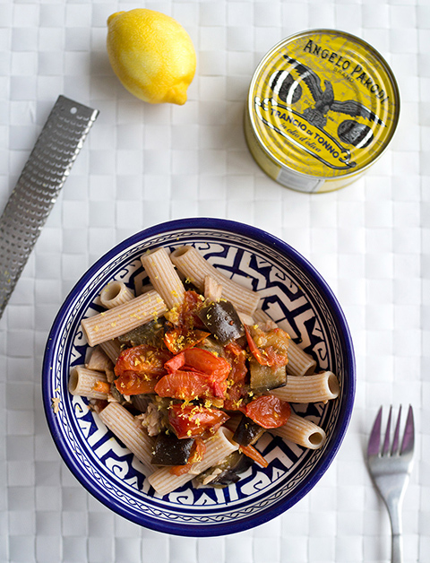 Pasta-al-farro-con-melanzane-e-tonno